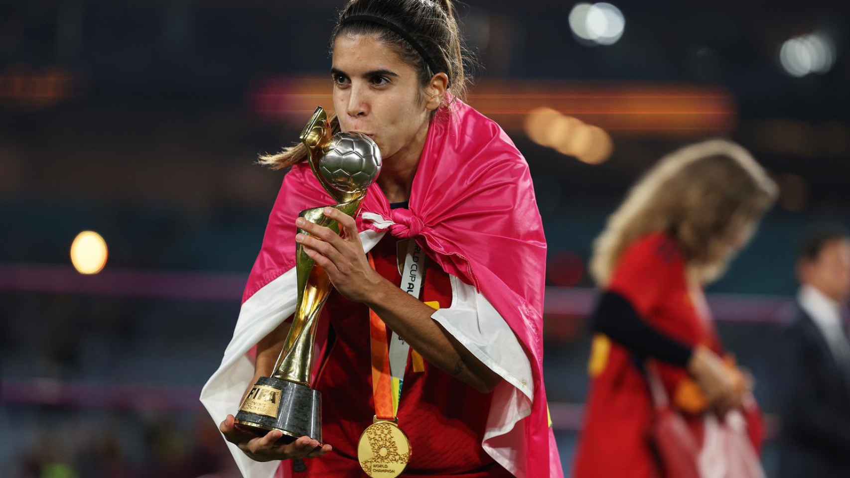 Alba Redondo con la copa del mundo. Foto: Twitter de Alba Redondo.