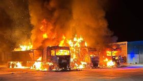 Arden tres camiones cargados de paja en una explotación ganadera de Toledo