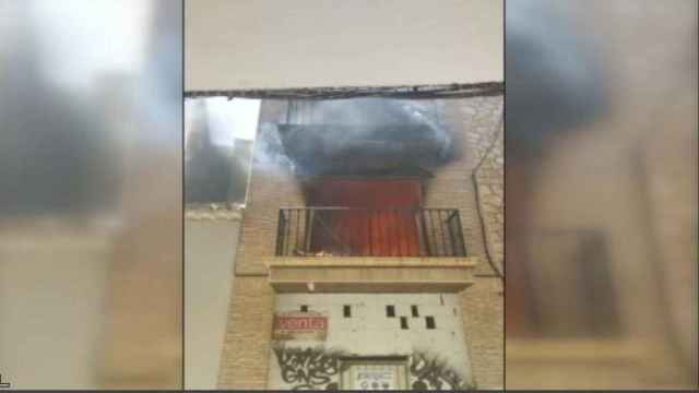 Imagen del incendio en una vivienda en Quintanar de la Orden. CMM