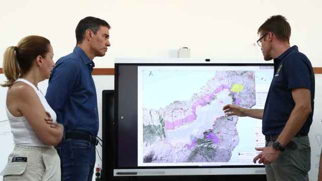 Pedro Sánchez es informado sobre el desarrollo del incendio de Tenerife