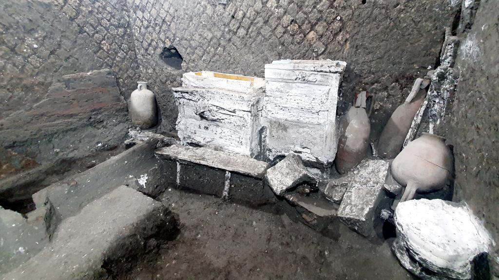 Vista de los calcos de yeso de los muebles de la nueva habitación de esclavos de Civita Giuliana.