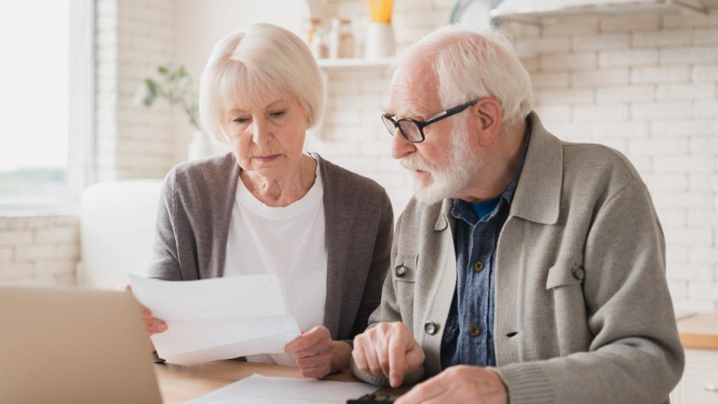 Una pareja de ancianos haciendo trámites.