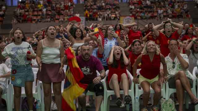 Aficionados durante la retransmisión de la final del Mundial Femenino de Fútbol, en el CEM Olímpics Vall d'Hebron, el 20 de agosto, en Barcelona.