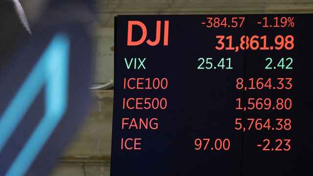 Panel que muestra la cotización del Dow Jones y otros índices de Wall Street en una pantalla de la Bolsa de Nueva York.