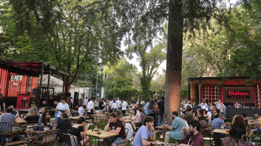 El jardín se llena de gente cada noche de verano.