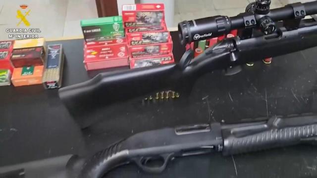 Imagen de las armas y los cartuchos de balas que le han incautado a un maltratador.