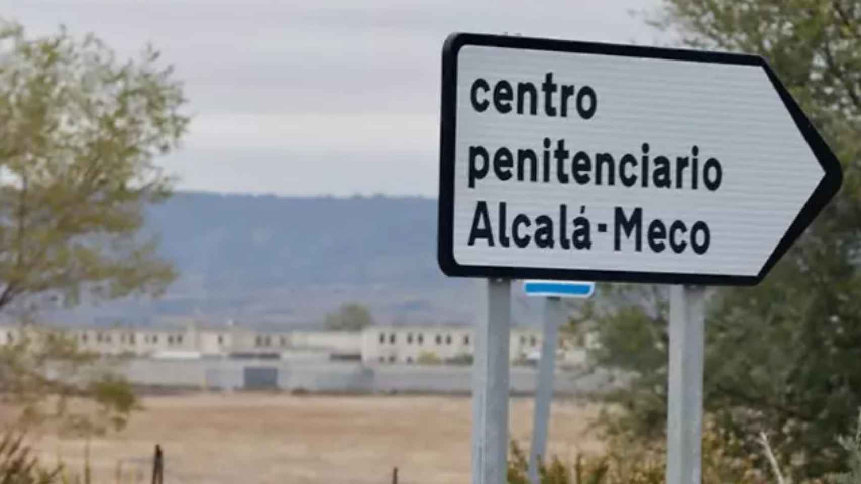 Señal que indica el camino a la prisión de Alcalá-Meco.