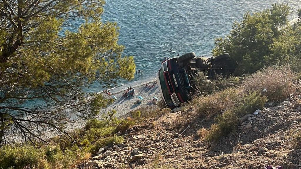 El vehículo en el precipicio con la playa debajo en Maro (Nerja)