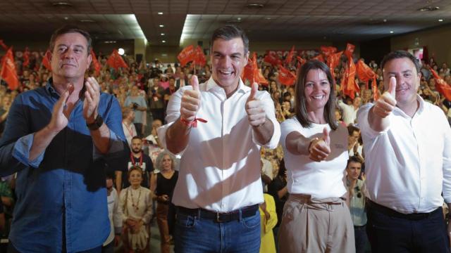 – Besteiro, Pedro Sánchez, Lara Méndez y Formoso, en un acto en Lugo.