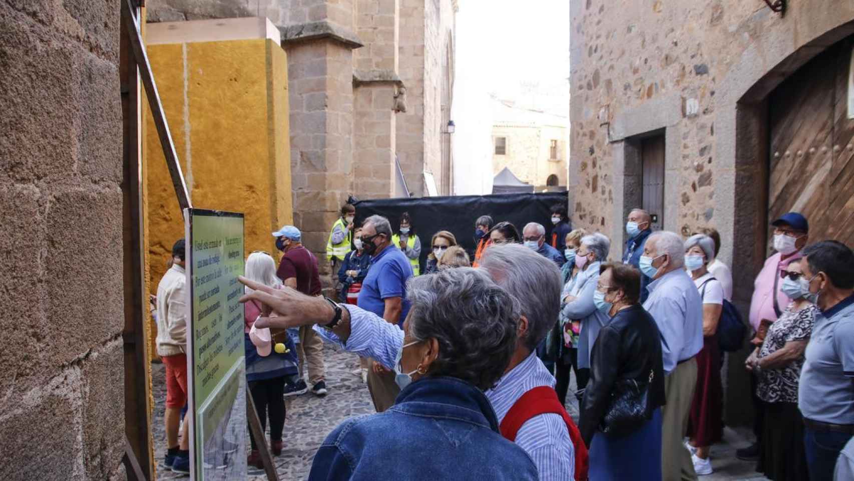 Turistas en Cáceres en visitas guiadas de las localizaciones de la serie