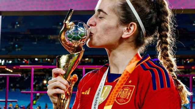 La pontevedresa Tere Abelleira con la Copa del Mundo.