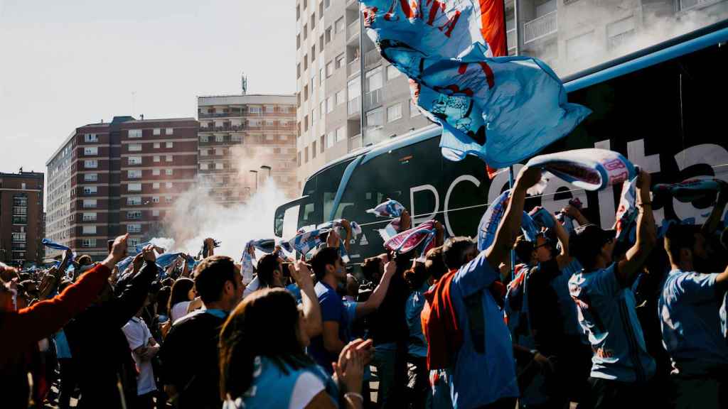 Recibimiento del autobús del equipo.