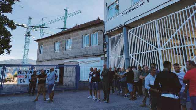 Trabajadores de Metalships&Docks, a las puertas del astillero vigués a 21 de agosto de 2023.