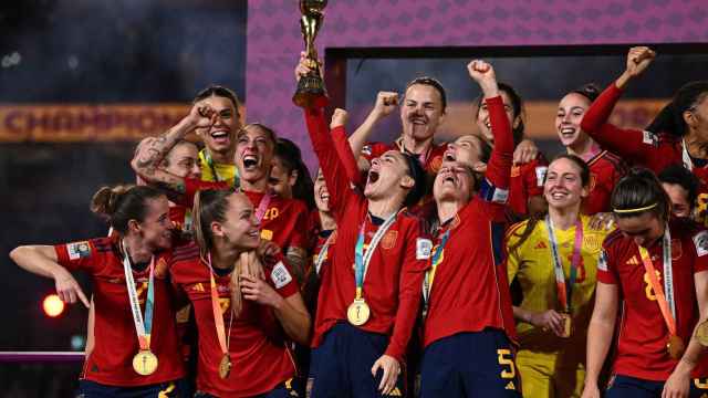 Las jugadoras españolas levantan el título que les acredita como campeonas del mundo.