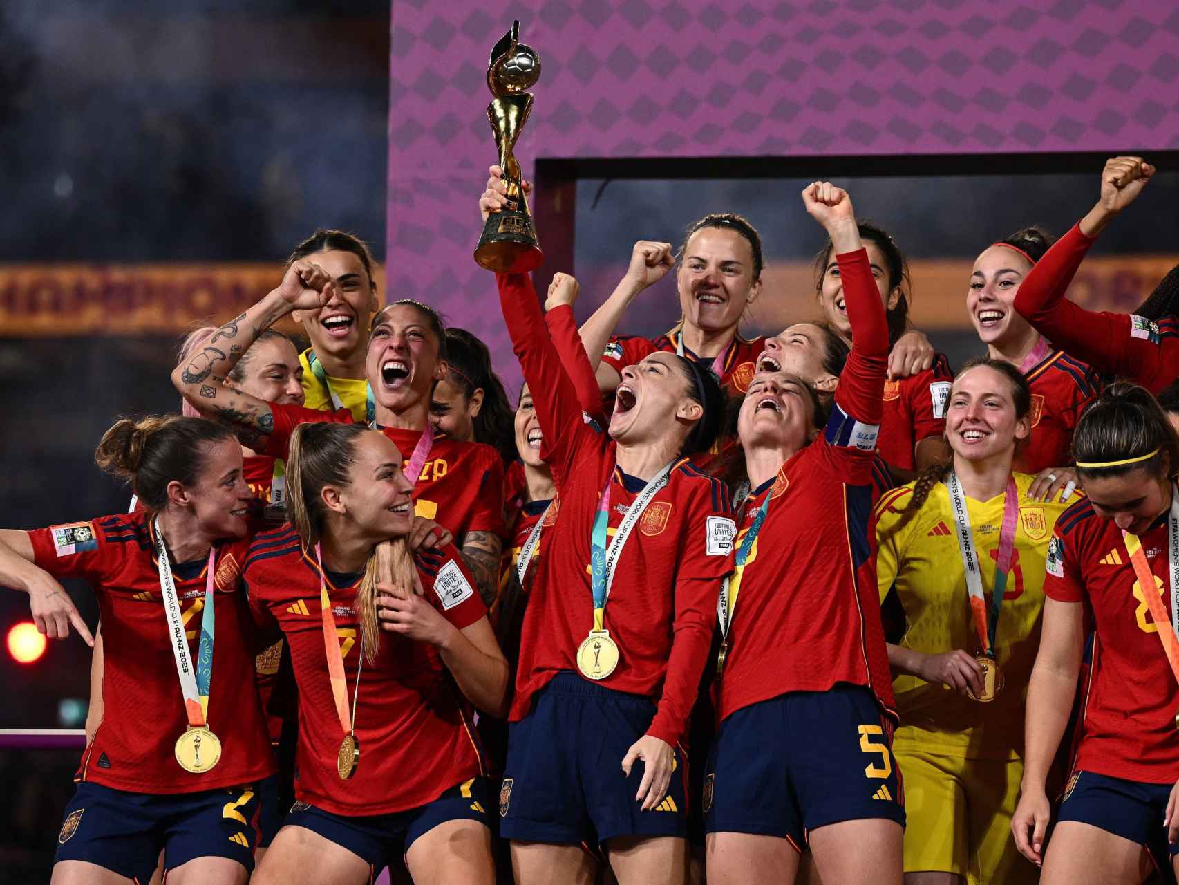 Las jugadoras españolas levantan la copa del Mundial Femenino de Fútbol.