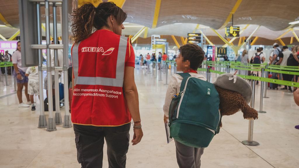 Gema García-Nieto acompaña a Marco al control de pasajeros en la terminal 4 del Aeropuerto Madrid-Barajas.