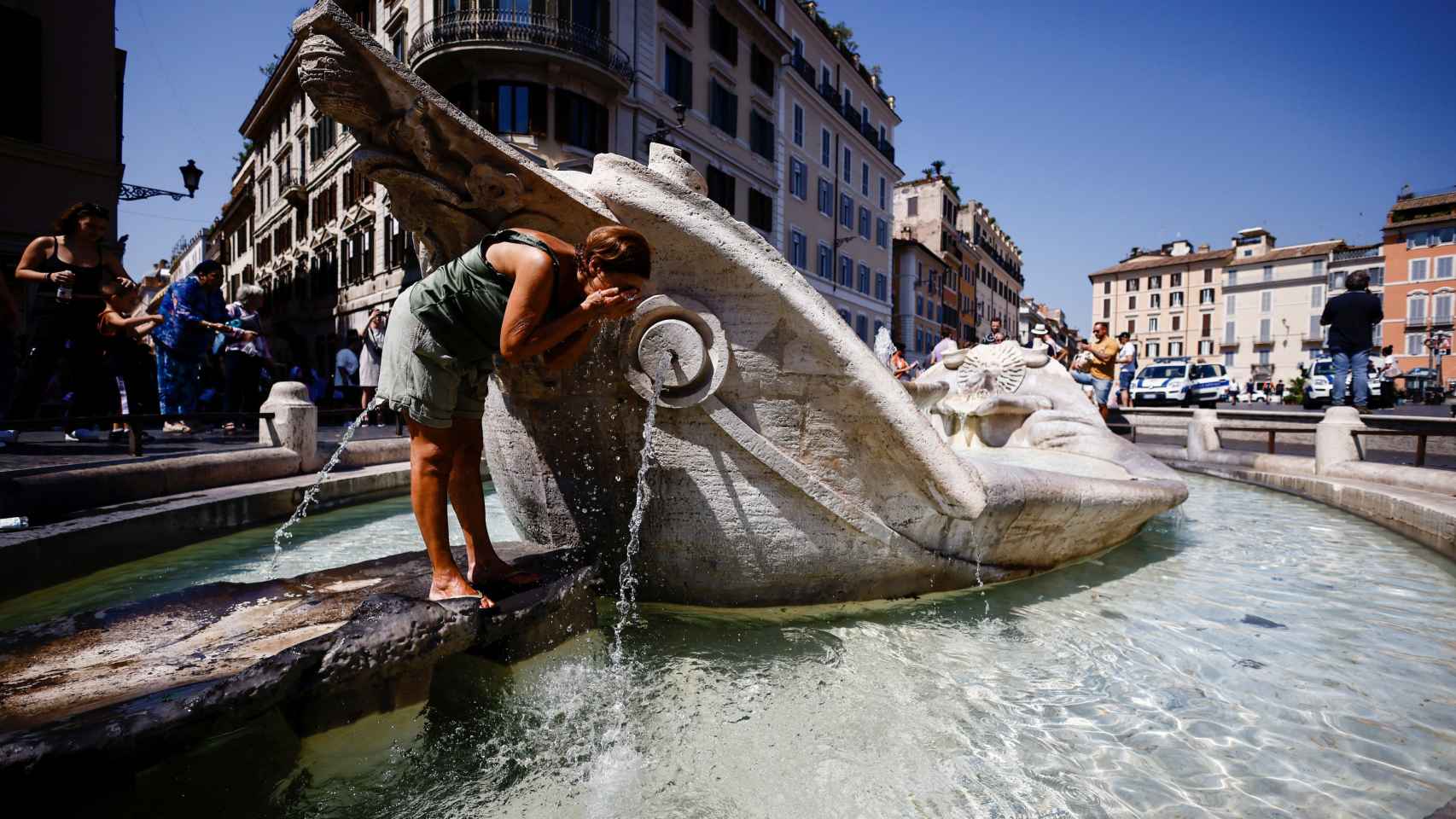 Turistas se refrescan en Roma bajo el calor del anticiclón Nerón.