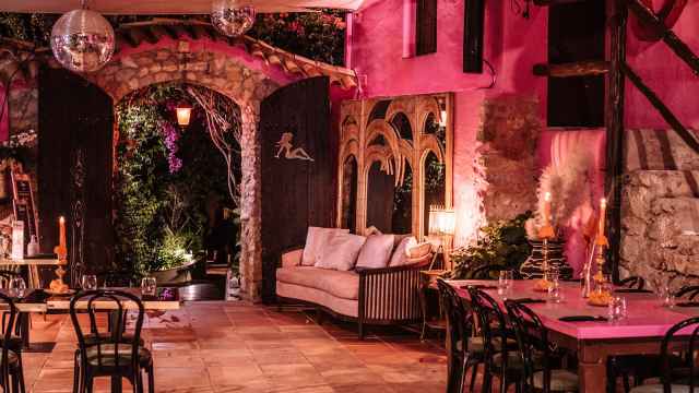 Este es el restaurante de un hotel de Ibiza que organiza fiestas en la suite de Freddie Mercury.