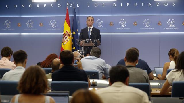 El líder del PP, Alberto Núñez Feijóo, comparece en el Congreso tras reunirse con el Rey.