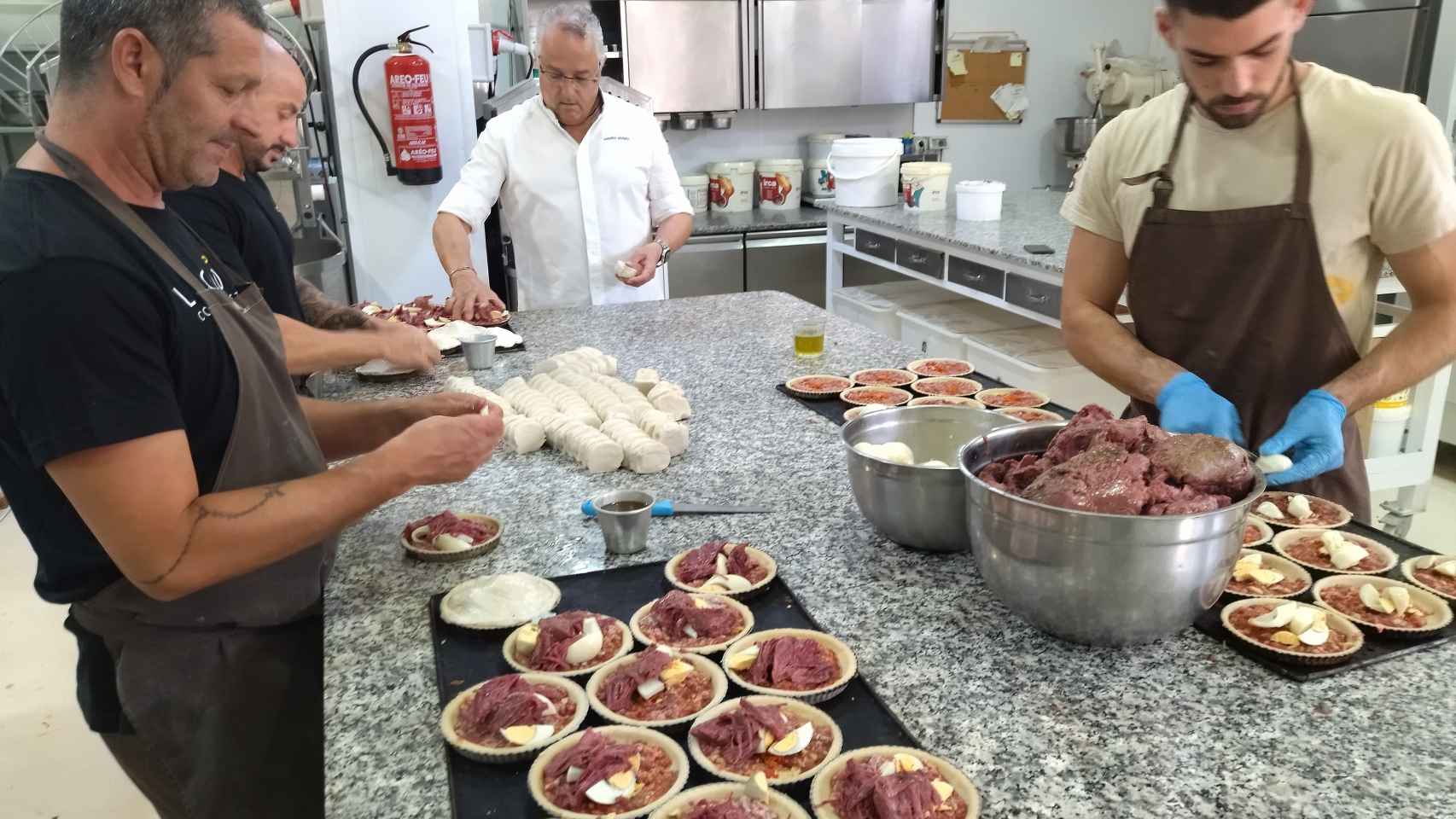 Andrés, este martes, junto a varios empleados, rellenando los pasteles de carne de carrillera antes de meterlos al horno de su obrador.
