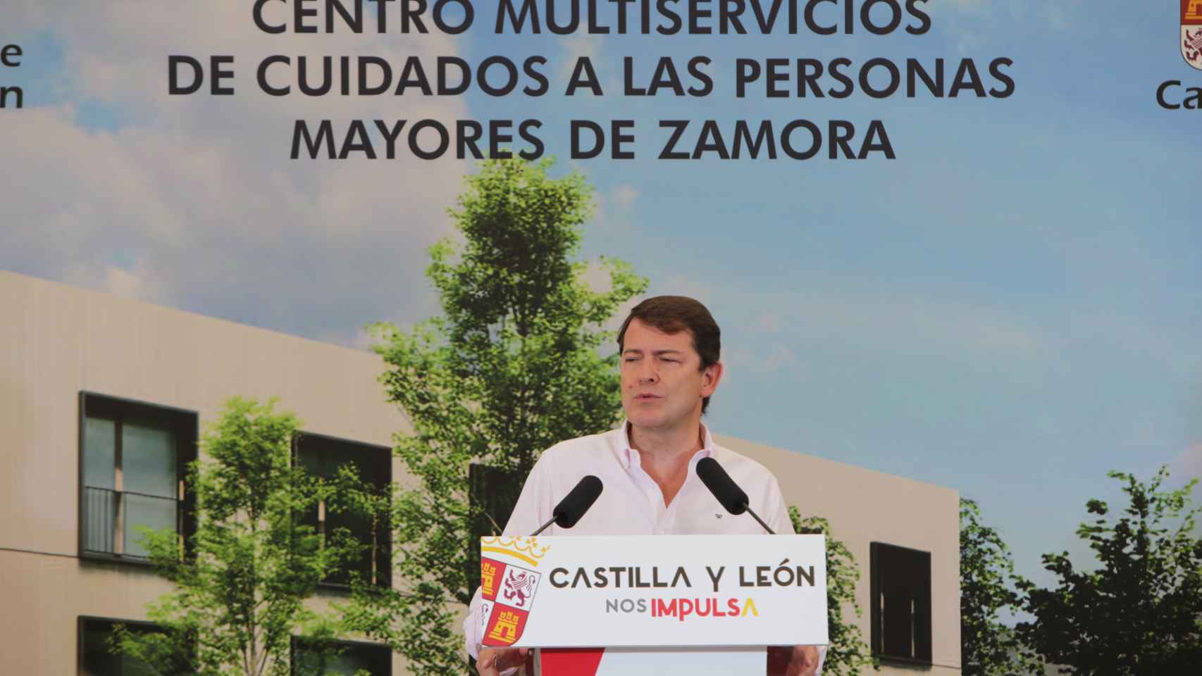 El presidente de la Junta de Castilla y León, Alfonso Fernández Mañueco, asiste al acto de colocación de la primera piedra del Centro Multiservicio de cuidados de larga duración a personas mayores.