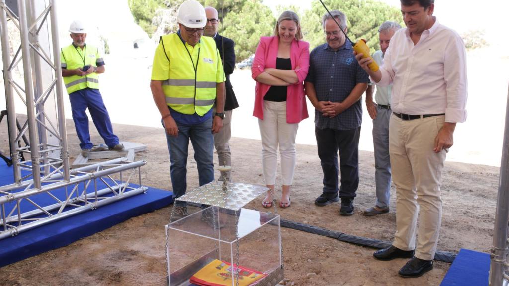 El presidente de la Junta de Castilla y León, Alfonso Fernández Mañueco, asiste al acto de colocación de la primera piedra del Centro Multiservicio de cuidados de larga duración a personas mayores.