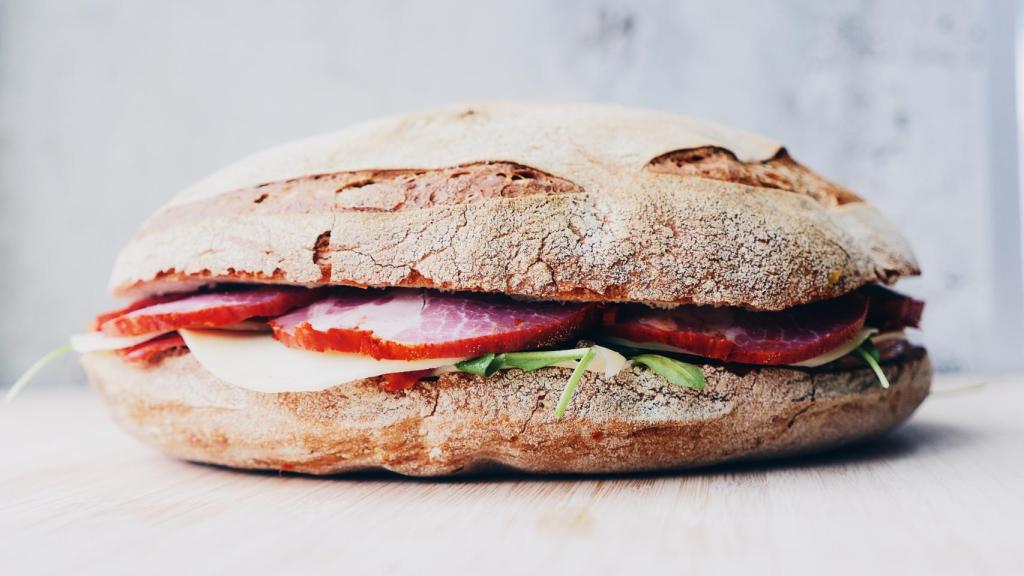 Bocadillo de lomo, queso y rúcula