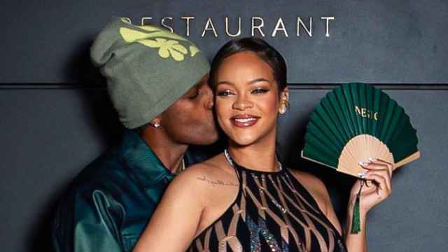 Rihanna junto a su pareja, el rapero ASAP Rocky, en un evento público en Francia.