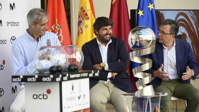 El presidente de la ACB, Antonio Martín, el presidente en funciones de la Región de Murcia, Fernando López Miras, y el alcalde de la capital del Segura, José Ballesta, este martes, en el sorteo de la Supercopa Endesa Murcia 2023.