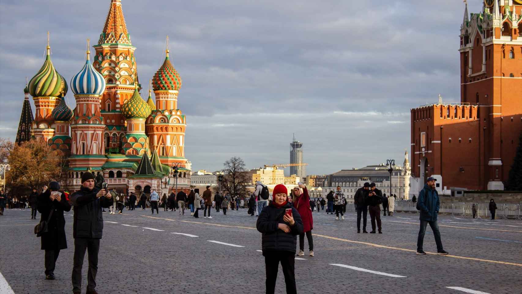 Imagen de archivo de la Plaza Roja con la Catedral de San Basilio al fondo en Moscú (Rusia).