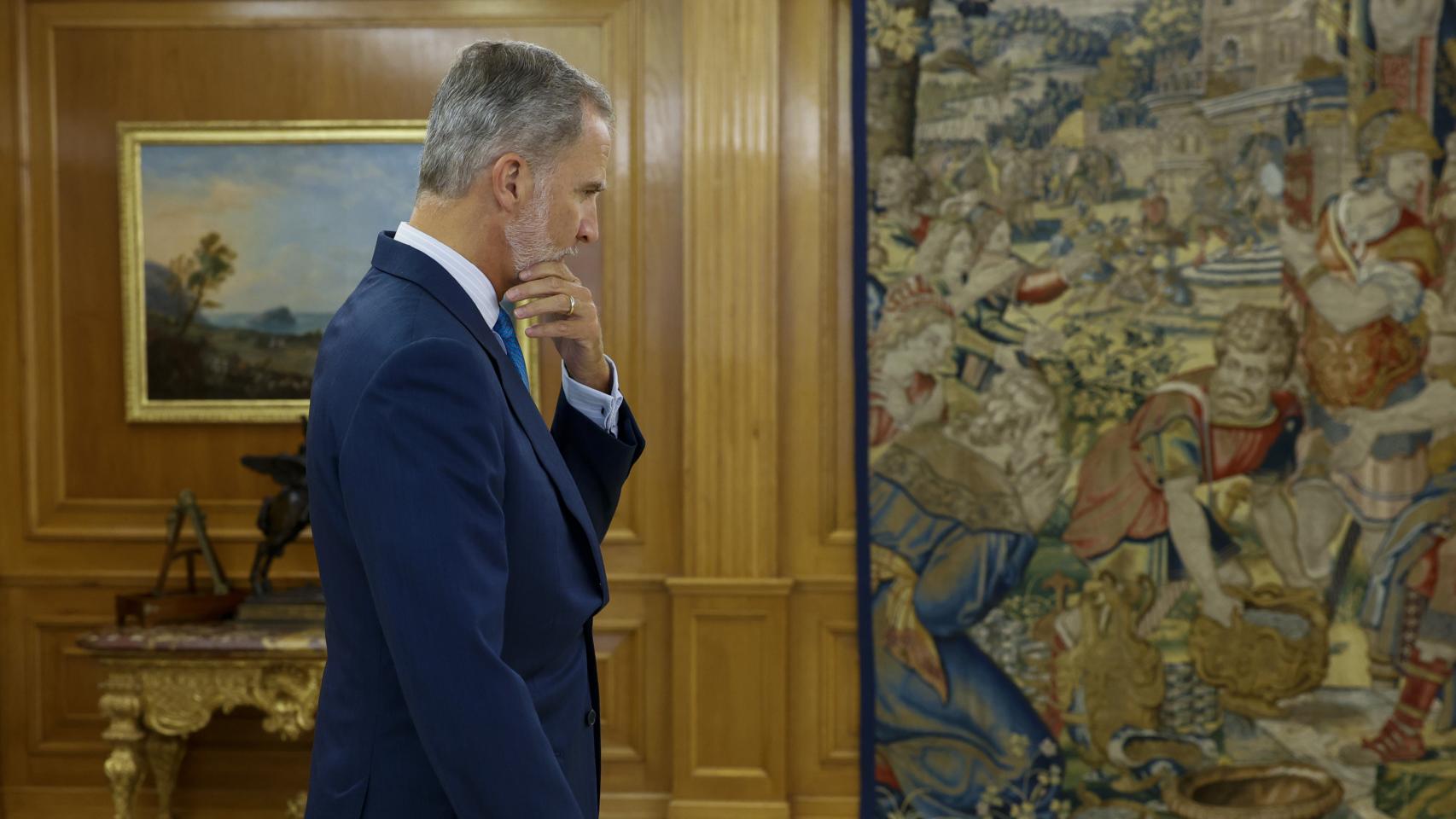 Felipe VI reflexiona en el salón de audiencias de Zarzuela, durante la ronda de consultas tras el 23-J.