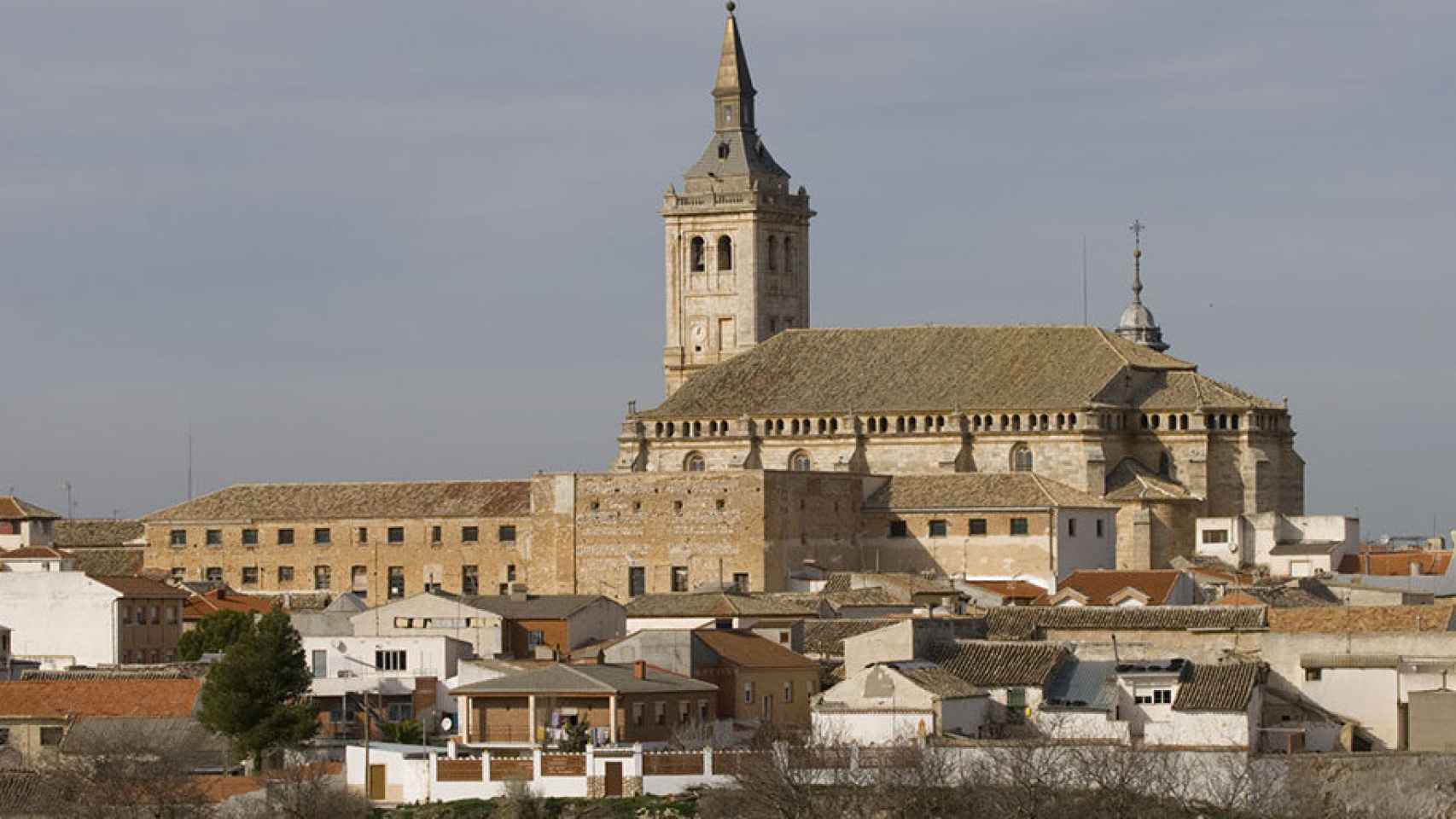 Conoce el pueblo medieval cerca de Madrid lleno de encanto: tiene una de las joyas arquitectónicas más importantes de España.