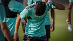 Un jugador del Málaga se refresca durante un entrenamiento en el Anexo de La Rosaleda.