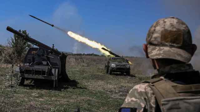 Militares ucranianos disparan cohetes múltiples hacia las tropas rusas en la región de Zaporizhzhia, el sábado.