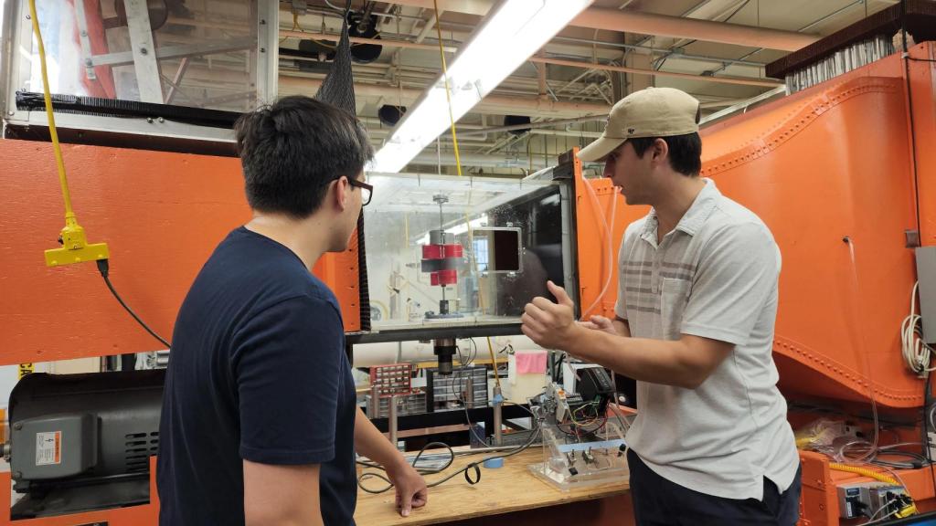 Los técnicos de Harmony Turbines trabajando en el taller