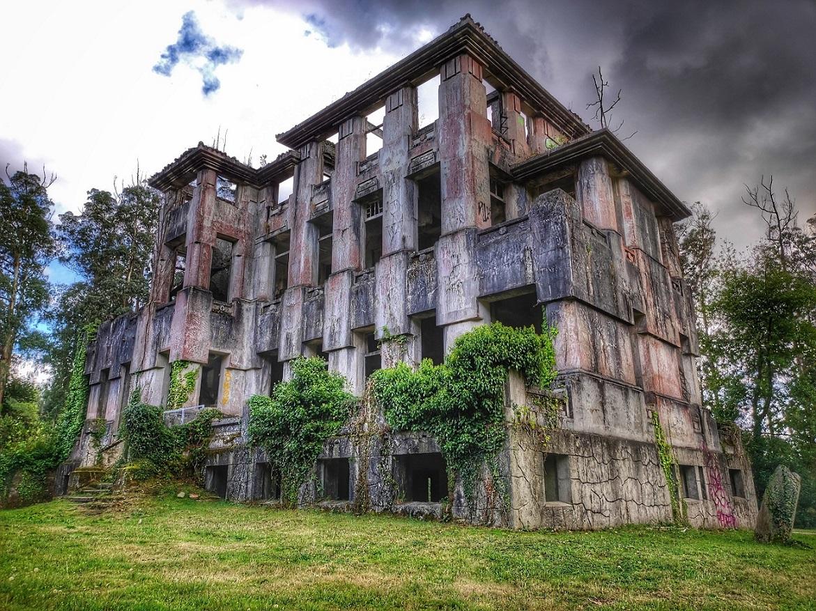 Estado del Sanatorio de Cesuras en verano de 2021 (foto: Iván Fernández Amil)