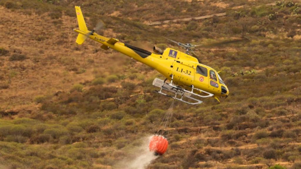 Un avión sofocando los incendios de Tenerife