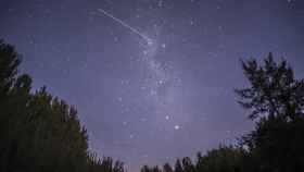 Cielo estrellado con una línea de Starlinks en la noche.