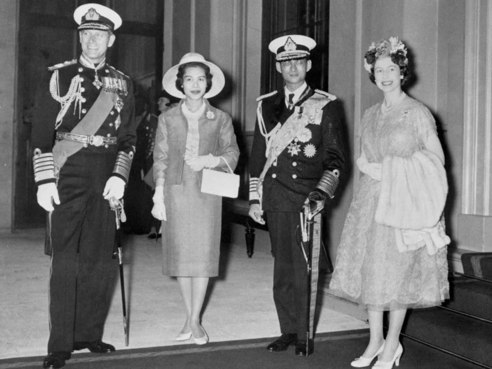 Sikirit, su esposo, el rey Rama IX, con Isabel II de Inglaterra y el duque de Edimburgo en 1960.