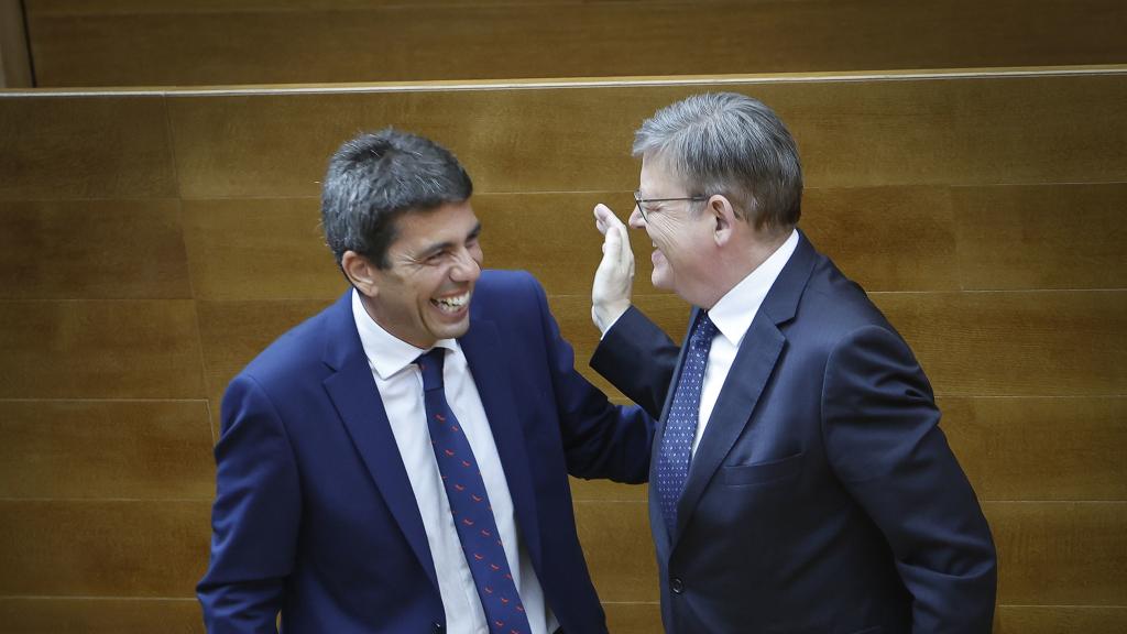 Carlos Mazón y Ximo Puig, durante la toma de posesión del primero en las Cortes Valencianas.