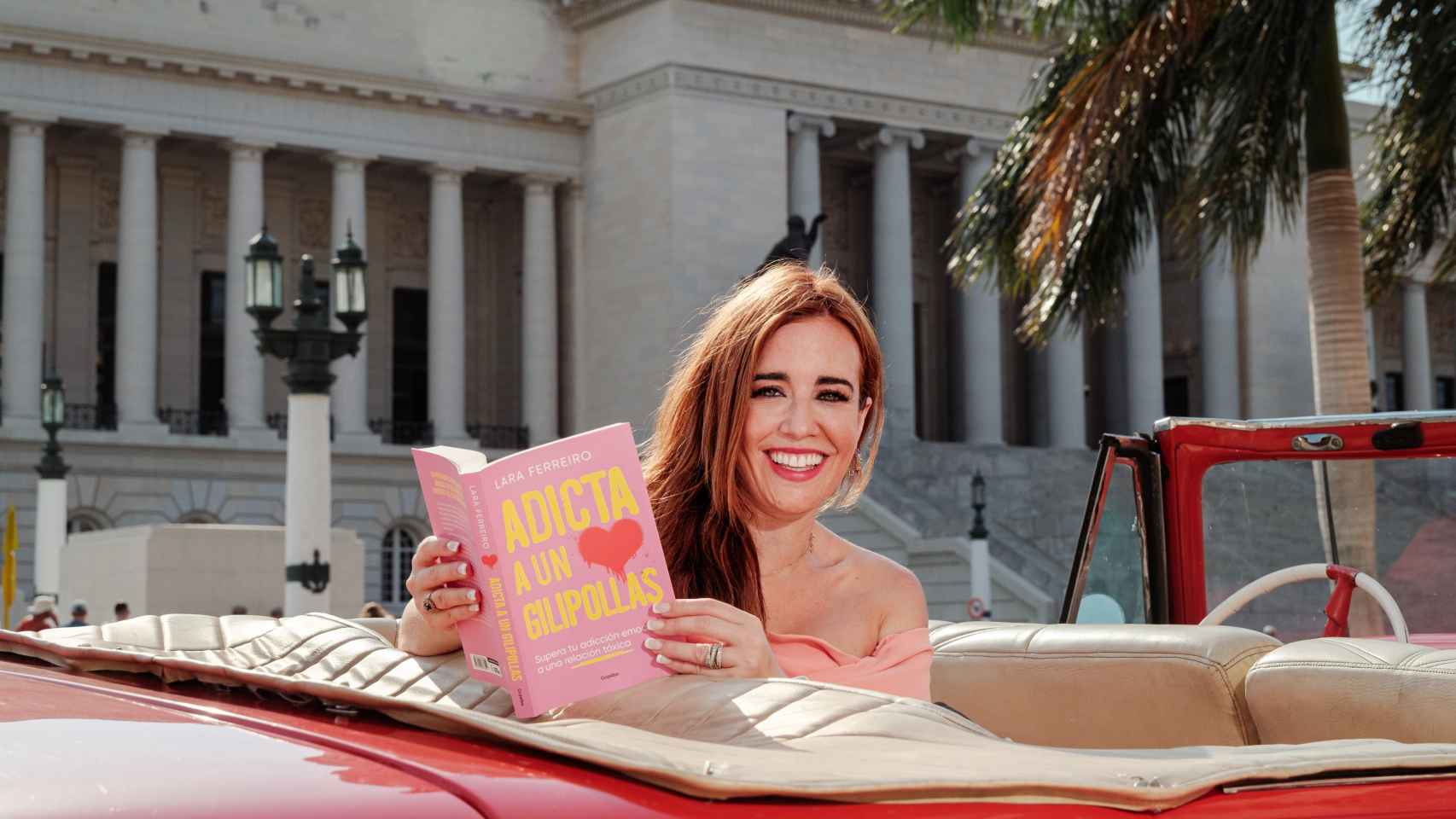 Lara Ferreiro con su libro 'Adicta a un gilipollas'