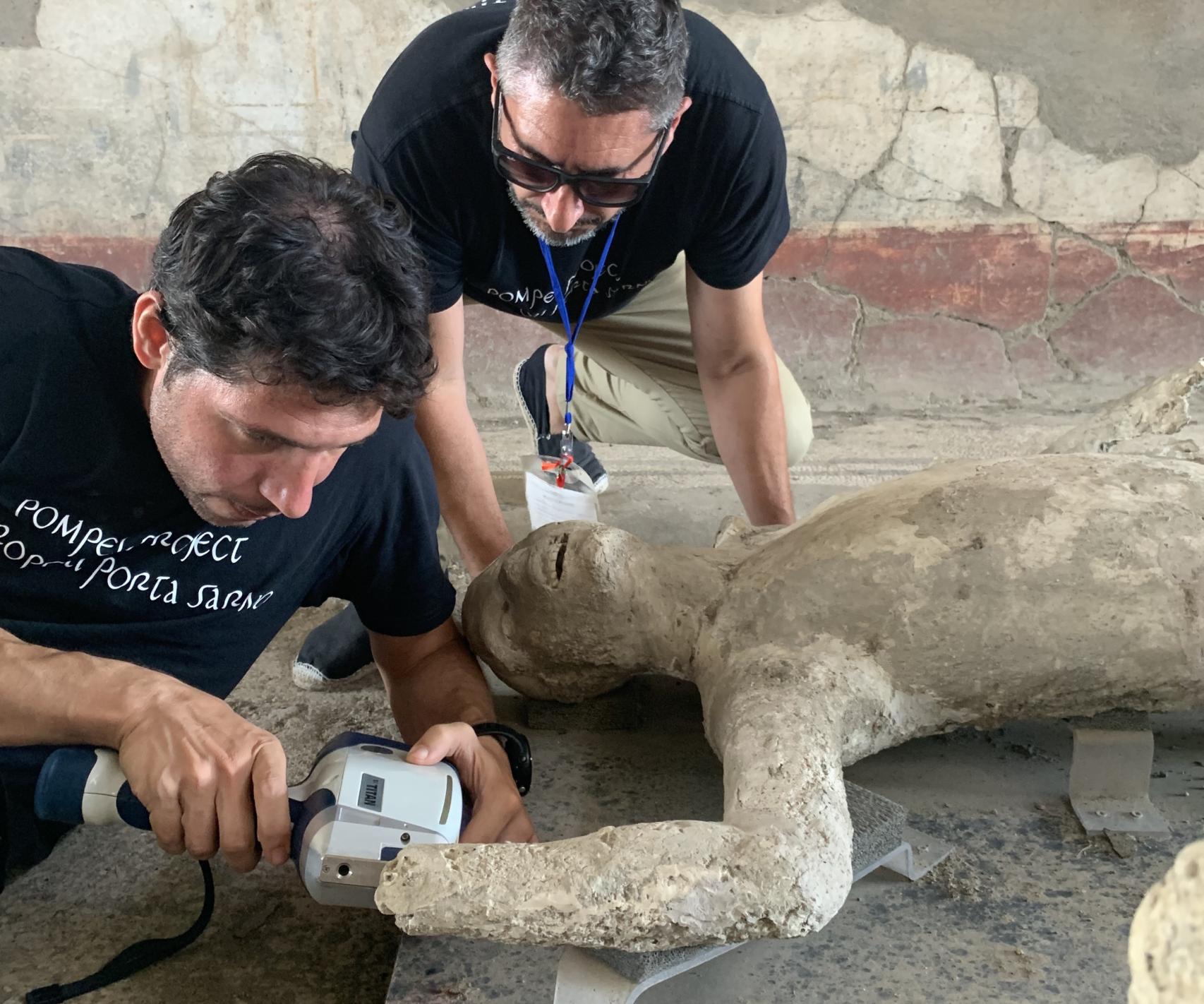 Los arqueólogos Gianni Gallello y Llorenç Alapon analizando uno de los calcos de Pompeya.