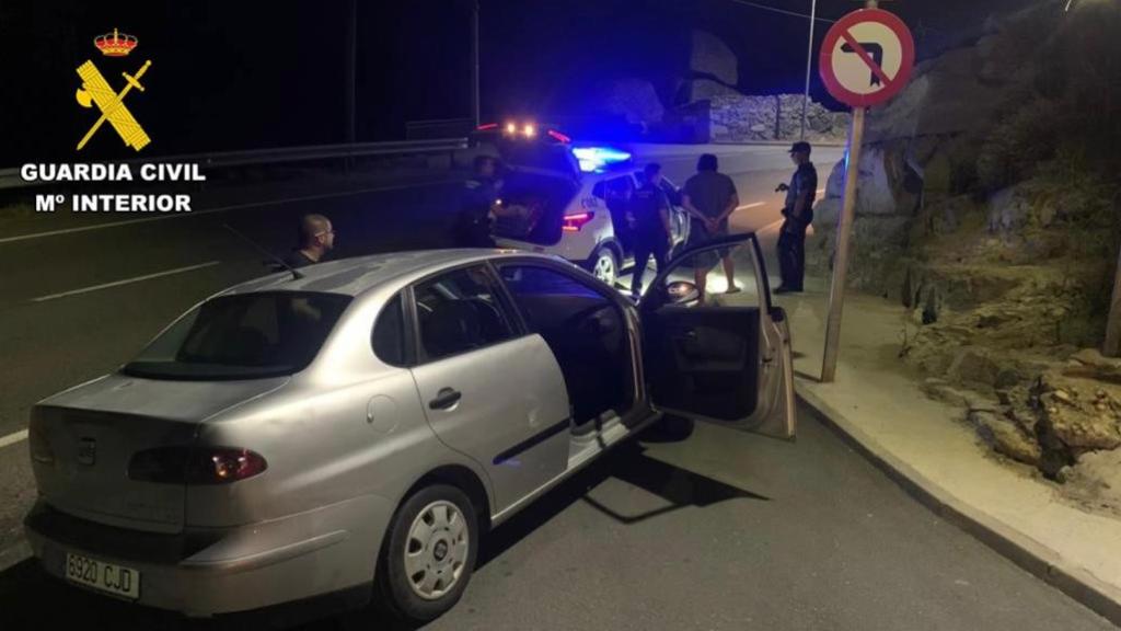 La Guardia Civil durante la detención en Navaluenga