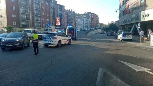 La Policía Municipal de Valladolid regula el tráfico tras el atropello en el paseo Hospital Militar