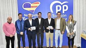 Los dos exalcaldes de Torrejón junto con la cúpula del Partido Popular local.