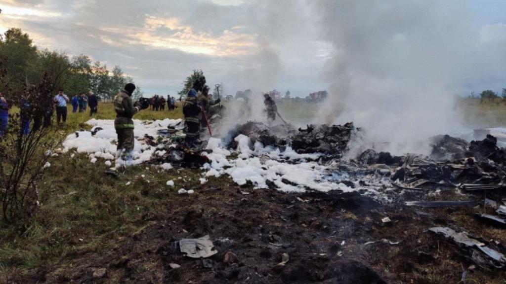 Los bomberos trabajan entre los restos del avión de Prigozhin, este miércoles en Tver.