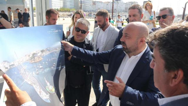 Visita de José Manuel Lage a la exposición del Tall Ship Races en el Puerto de A Coruña