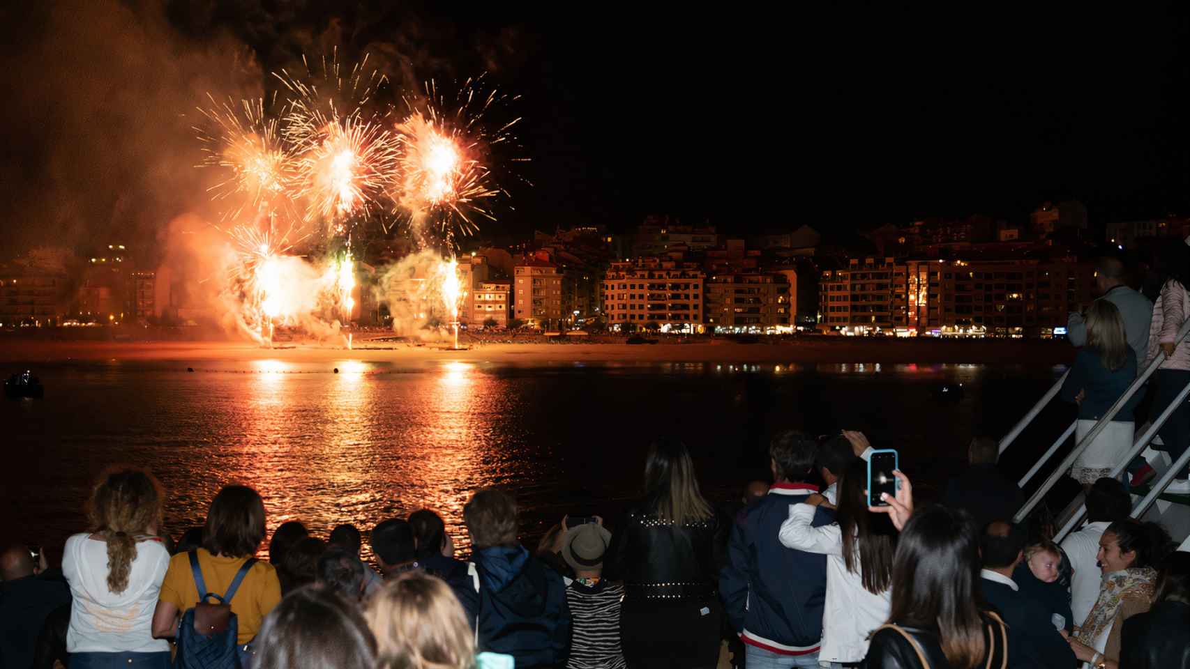 Fuegos de Sanxenxo desde el mar.