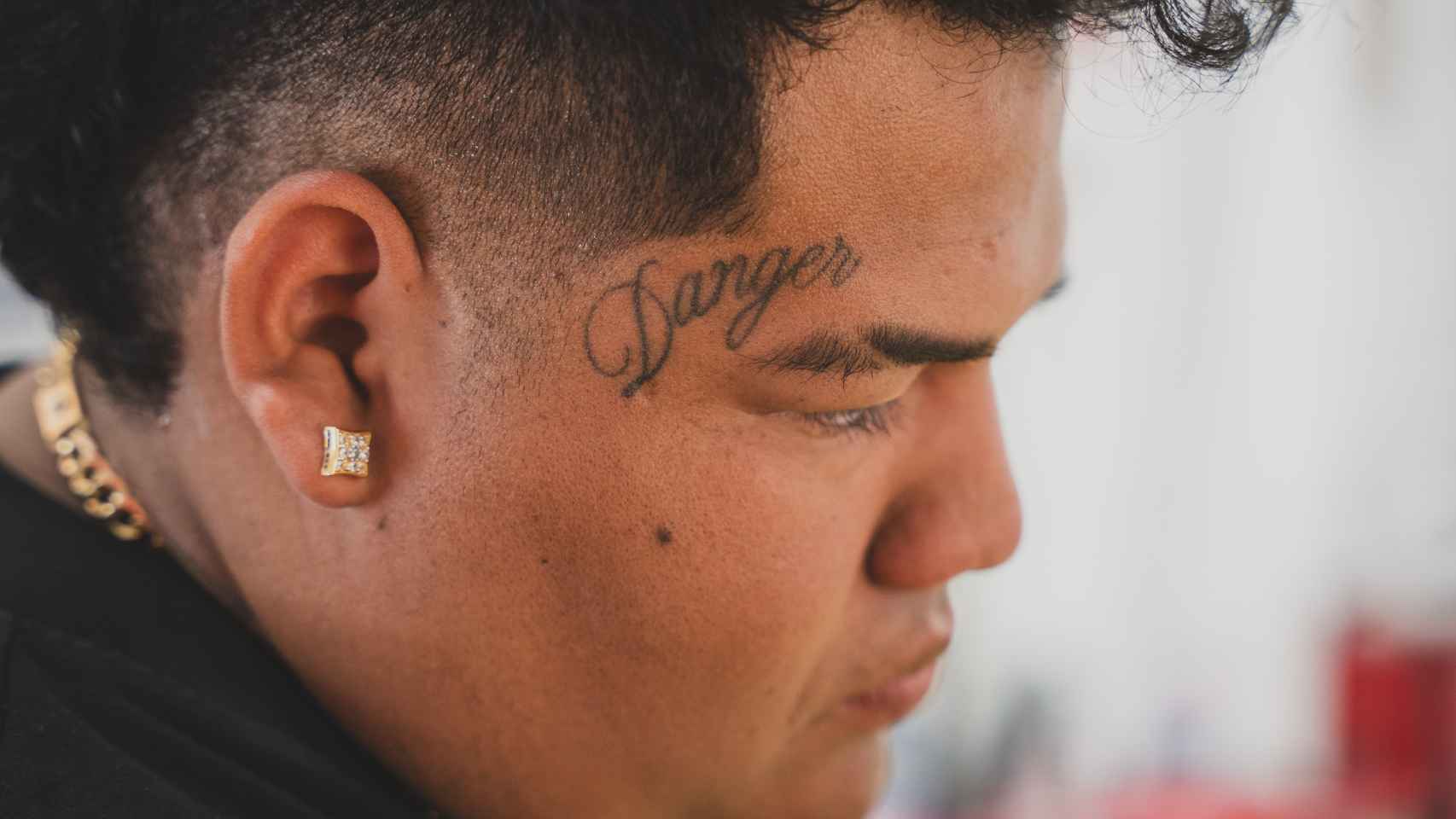 El tatuaje que se hizo Márquez en el rostro por su barbería Danger.