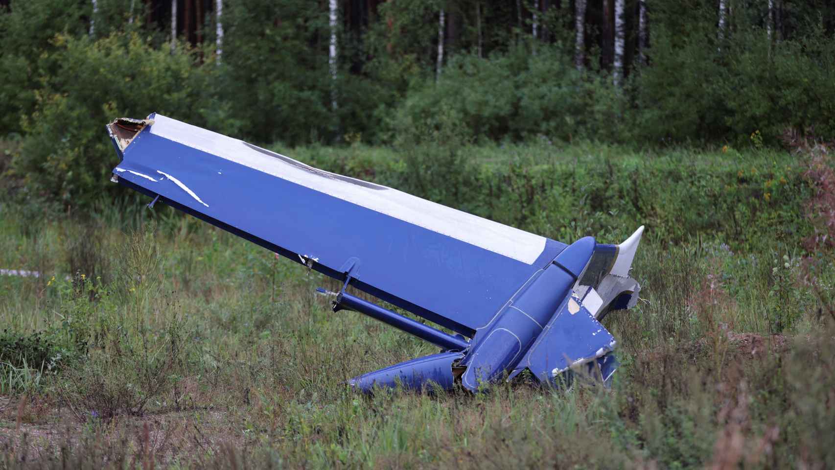 Restos del avión estrellado cerca de Moscú.
